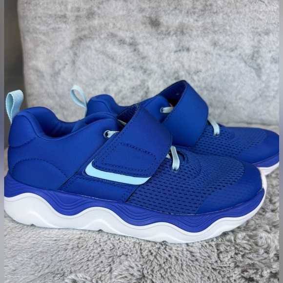 All in Motion Smooth Outsole Sneakers- Size 4 - Picture 4 of 10